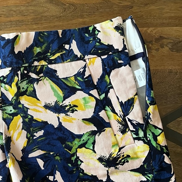 J Crew floral side-zip shorts. Size 2 - Picture 6 of 12